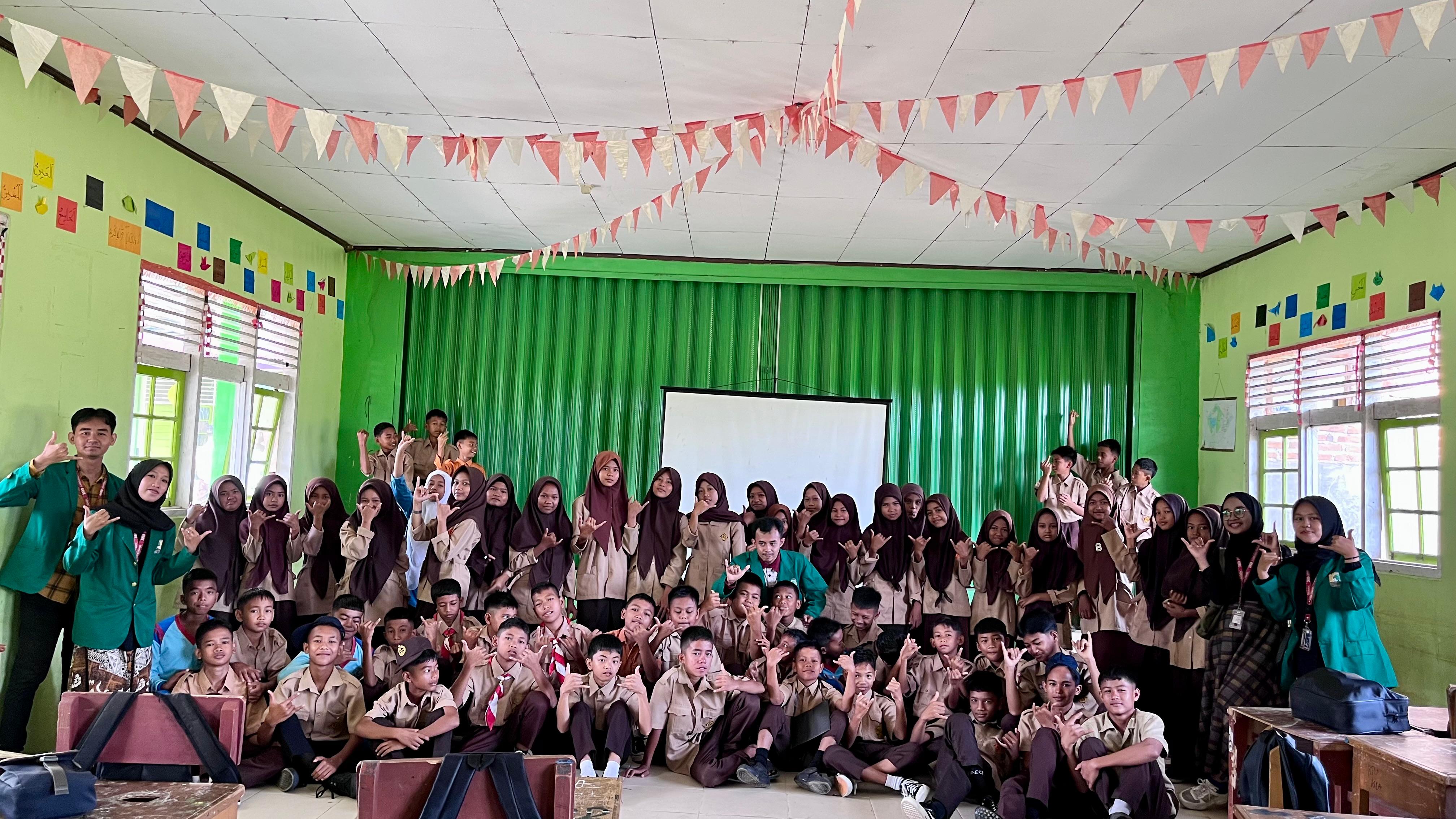Sosialisasi Bijak Bermedia Sosial dan Aman Berteknologi: Teknologi Aman dan Media Sosial Sehat Bagi Generasi Muda di Nagari Kampung Pinang.